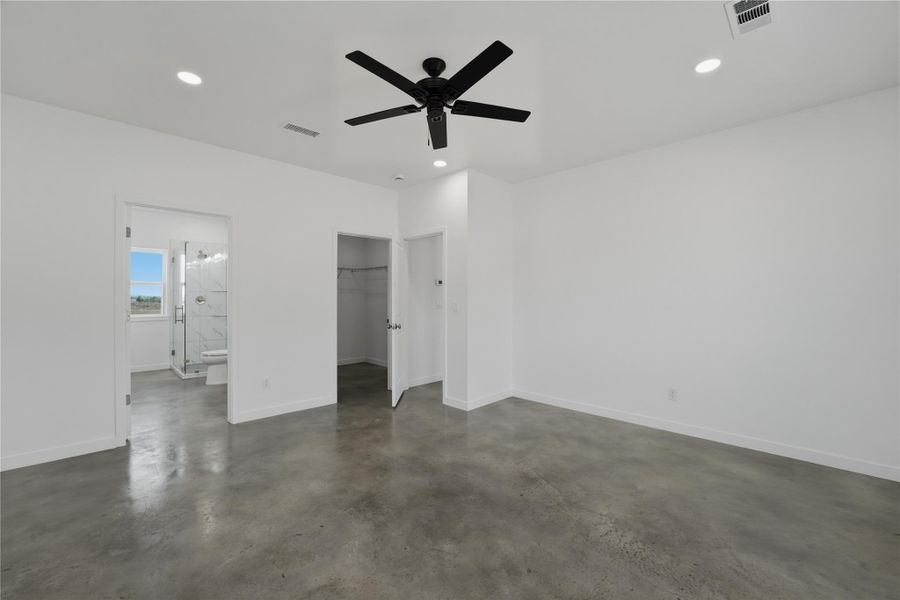 Spacious, unfurnished interior of a new home in , La Grange (Image 12).