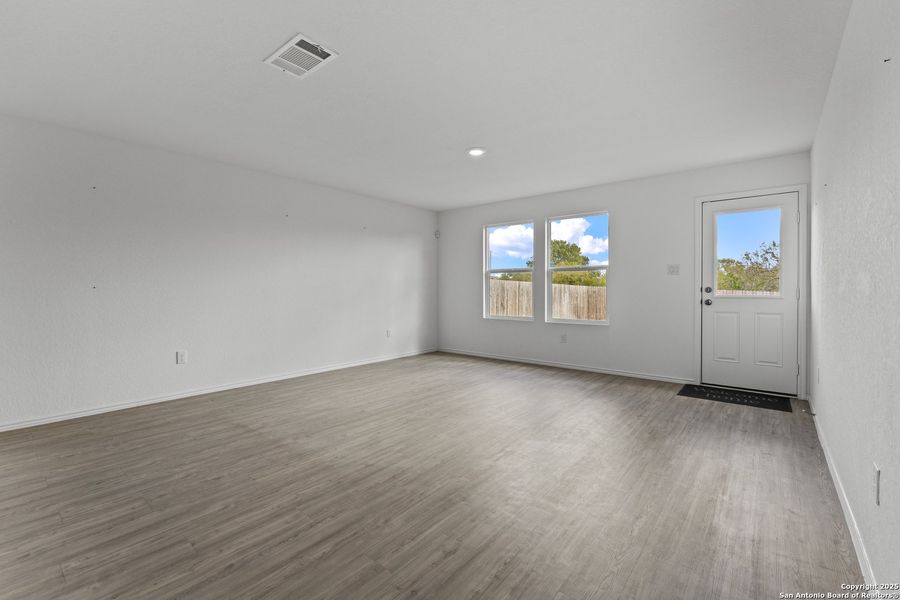 Spacious, unfurnished interior of a new home in Lodi Grove, Floresville (Image 13).