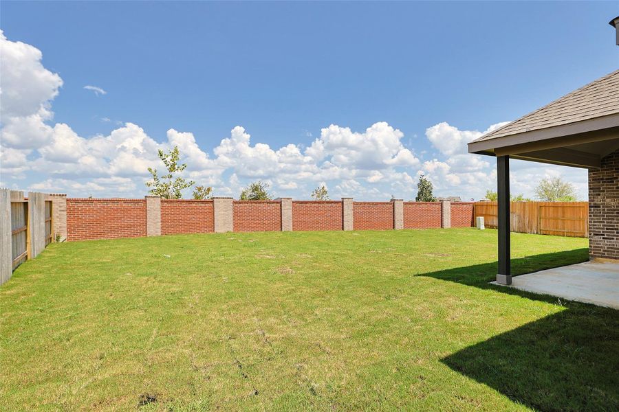 Exterior details and patio area of a home in Wildrye, Waller (Image 18).