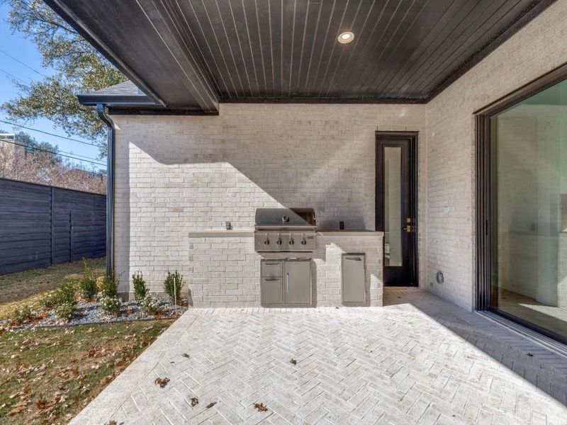Exterior details and patio area of a home in , Dallas (Image 4).