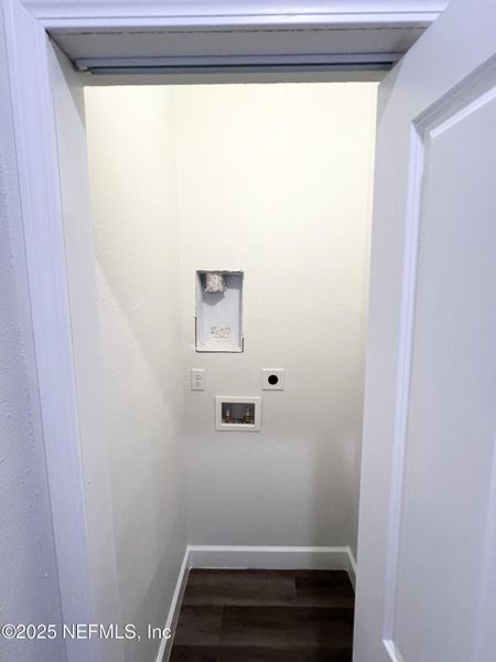 Spacious, unfurnished interior of a new home in , Jacksonville (Image 9).