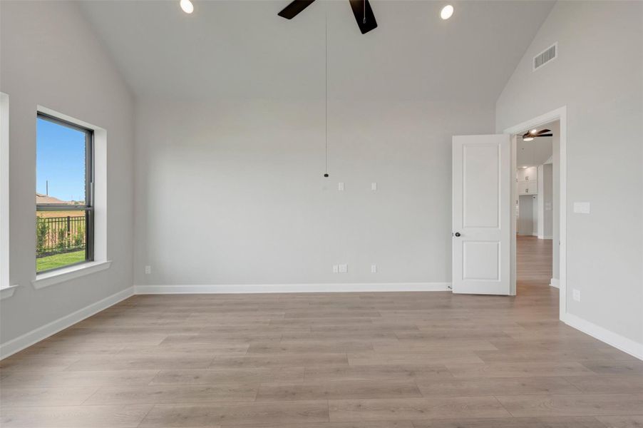 Spacious, unfurnished interior of a new home in Harvest Green 65', Richmond (Image 24).