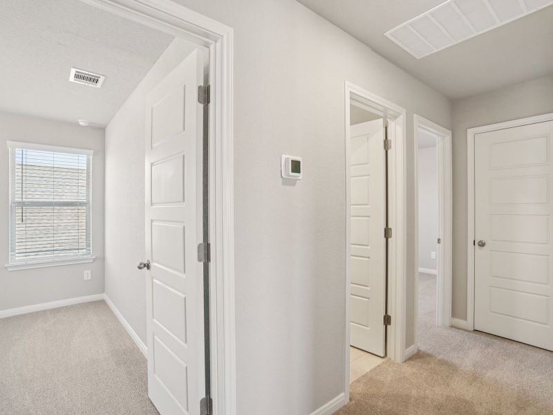 Spacious, unfurnished interior of a new home in Lark Canyon, New Braunfels (Image 24).