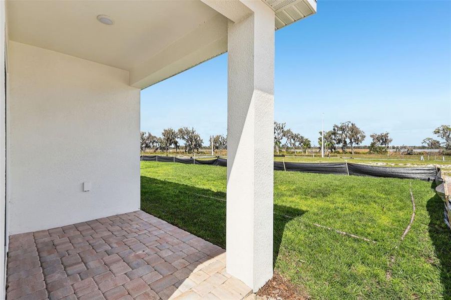 Exterior details and patio area of a home in Willowbrook North, Winter Haven (Image 3).