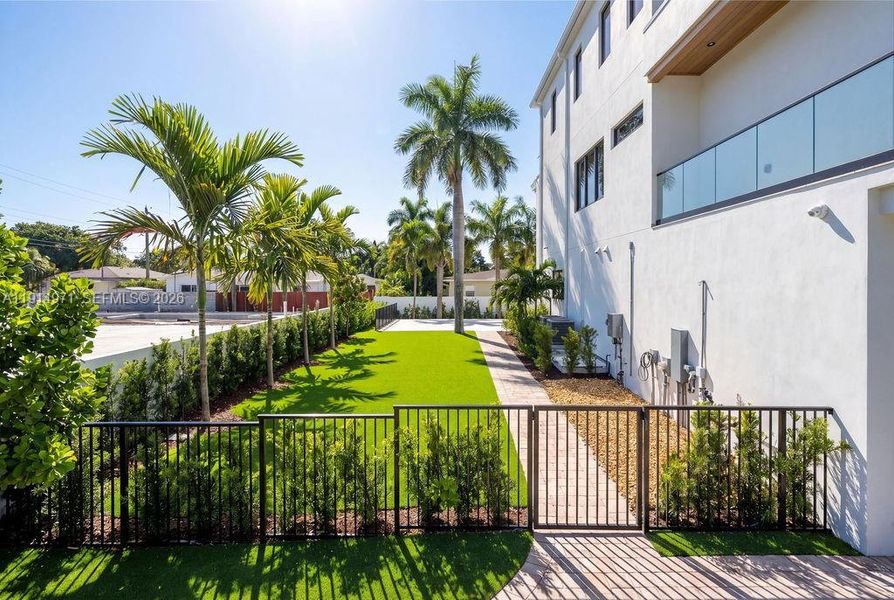 Exterior details and patio area of a home in , Fort Lauderdale (Image 4).