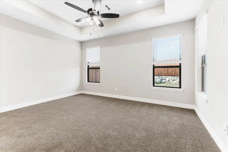 Spacious, unfurnished interior of a new home in Oaks of North Grove, Waxahachie (Image 9).