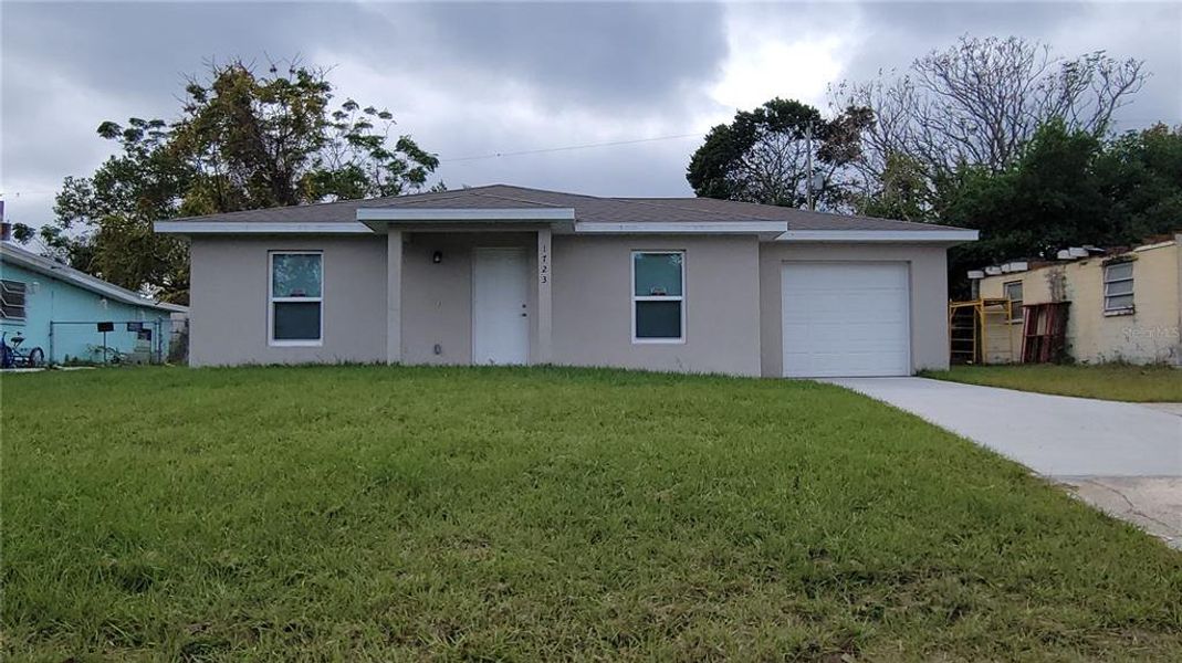 Exterior details and patio area of a home in , Daytona Beach (Image 14).