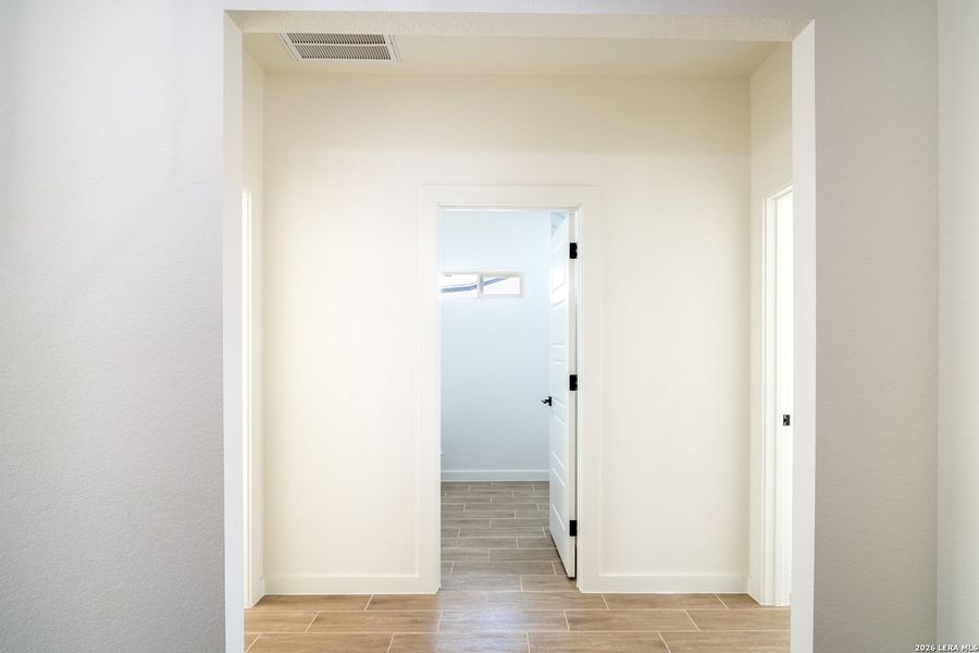 Spacious, unfurnished interior of a new home in , La Vernia (Image 14).