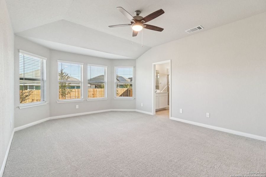 Spacious, unfurnished interior of a new home in Catalina, Converse (Image 32).
