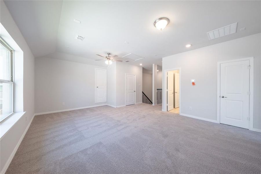 Spacious, unfurnished interior of a new home in Lake Pointe: Lake Pointe at Paloma Creek, Little Elm (Image 11).