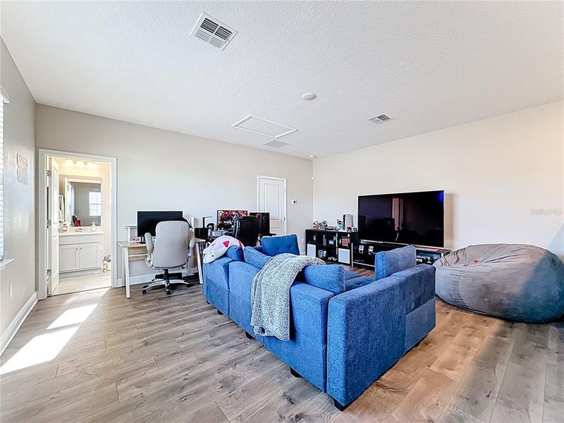 Furnished interior view inside a new home in , Orlando (Image 38).