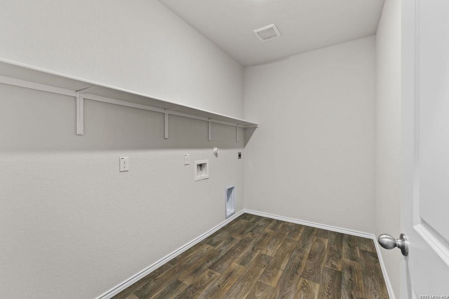 Spacious, unfurnished interior of a new home in Laurel Vistas, San Antonio (Image 32).