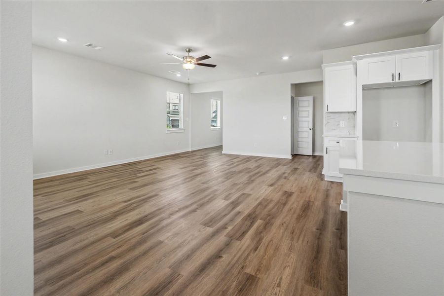 Spacious, unfurnished interior of a new home in Glendale Lakes, Rosharon (Image 41).