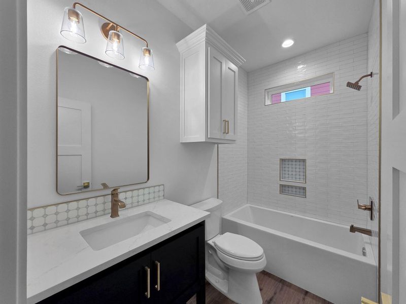 Furnished interior view inside a new home in , Bolivar Peninsula (Image 9).