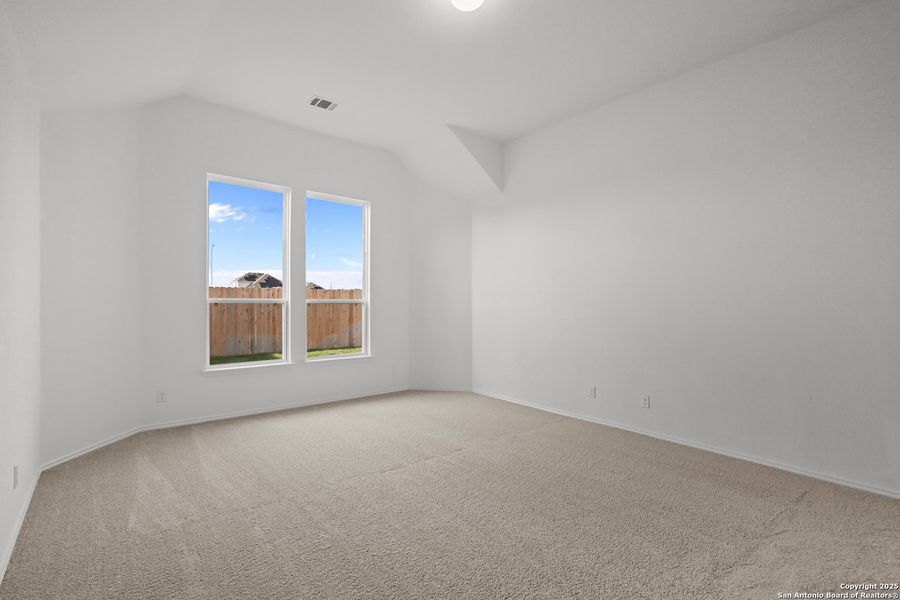 Spacious, unfurnished interior of a new home in Sunflower Ridge, New Braunfels (Image 28).