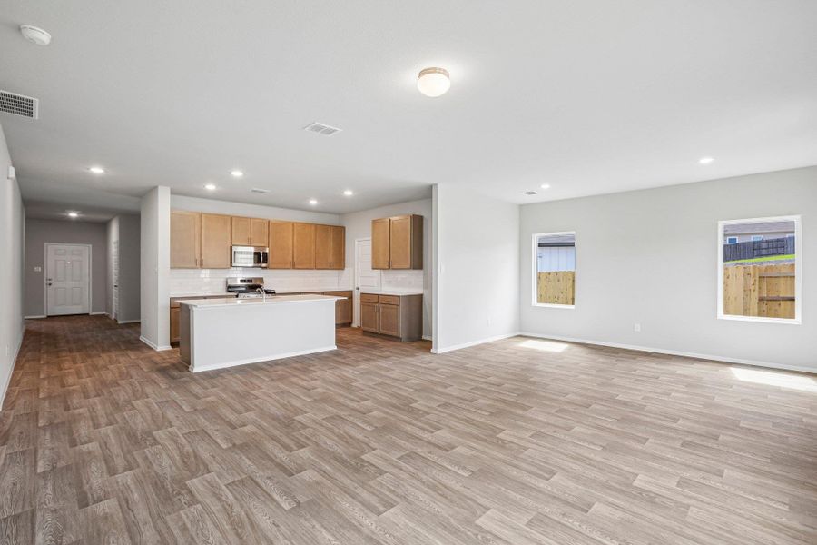 Spacious, unfurnished interior of a new home in Cloverleaf, Austin (Image 26).