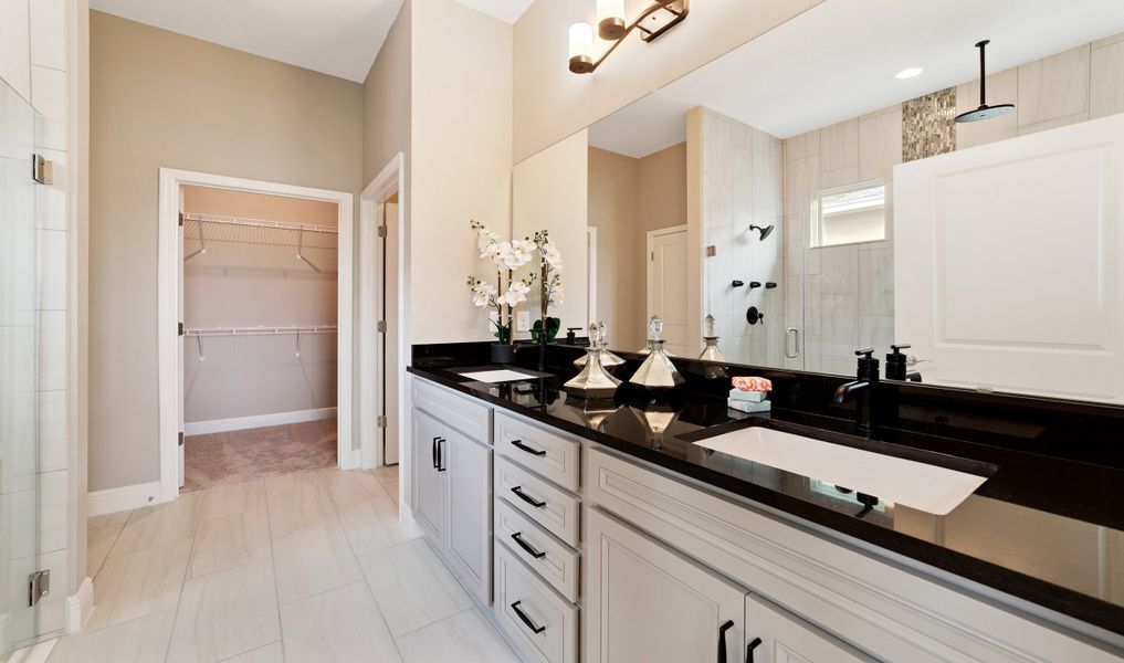 Owner's bath with dual sinks