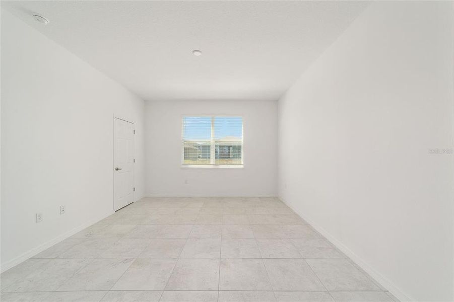 Spacious, unfurnished interior of a new home in Calesa Township, Ocala (Image 40).