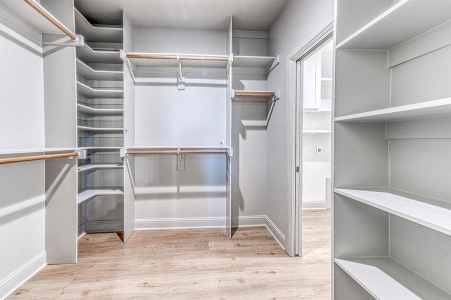 Spacious, unfurnished interior of a new home in , Paradise (Image 17).