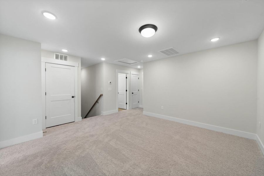 Spacious, unfurnished interior of a new home in Harbor Crossing, Greensboro (Image 20).