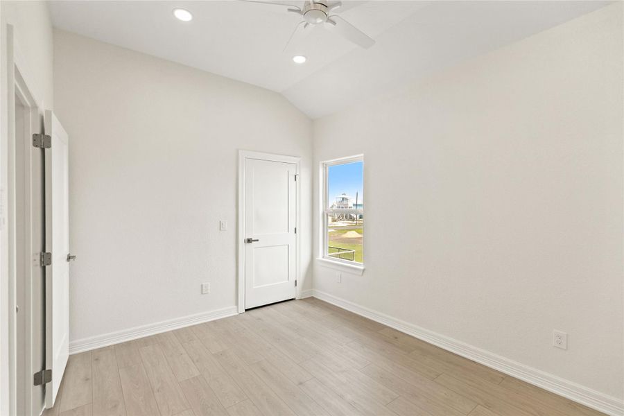 Spacious, unfurnished interior of a new home in , Freeport (Image 12).