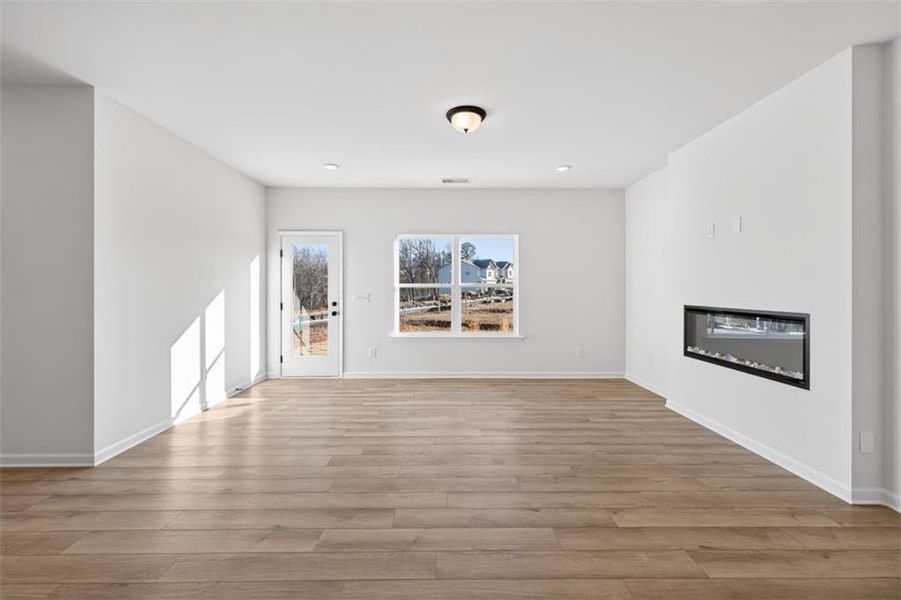 Spacious, unfurnished interior of a new home in Sanders Park, Austell (Image 21).