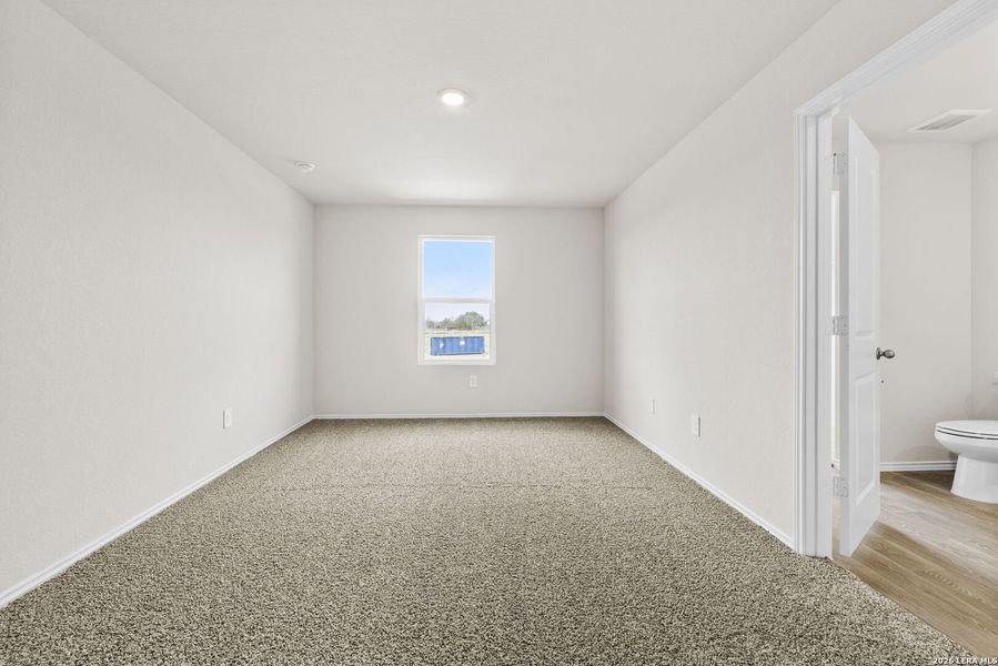 Spacious, unfurnished interior of a new home in Spring Valley, New Braunfels (Image 15).
