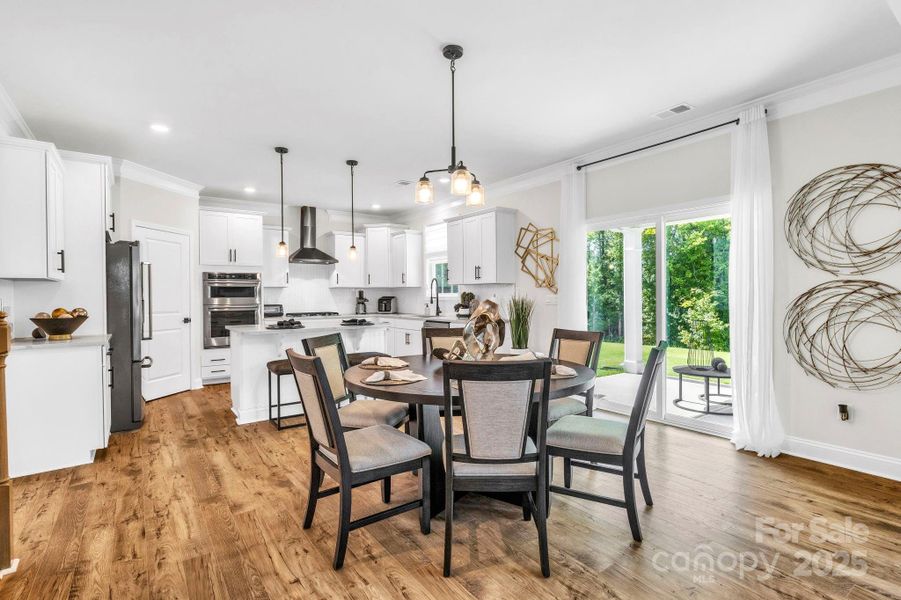 Eat-in kitchen (open concept)