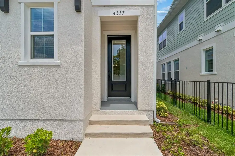 Exterior details and patio area of a home in , Orlando (Image 3).
