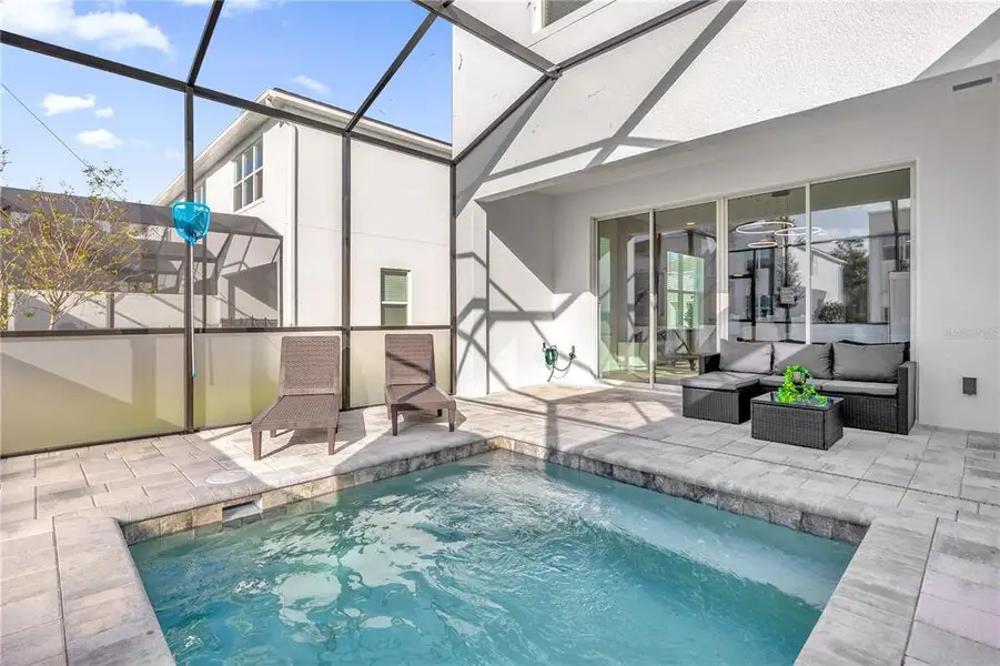 Exterior details and patio area of a home in , Clermont (Image 3).