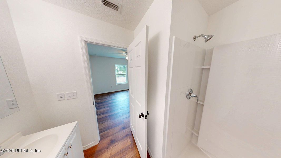 Spacious, unfurnished interior of a new home in , Green Cove Springs (Image 10).