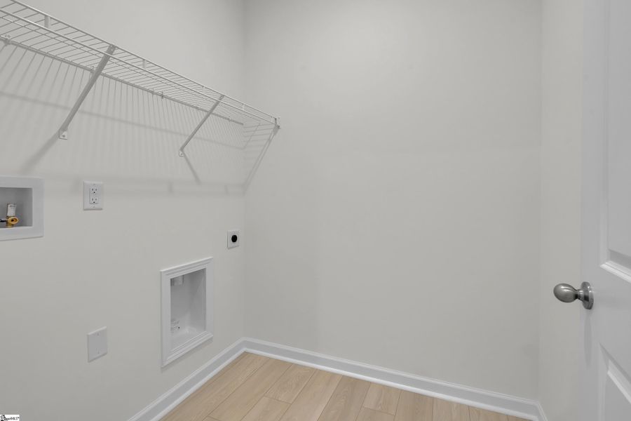 Spacious, unfurnished interior of a new home in Lynbrook, Boiling Springs (Image 18).