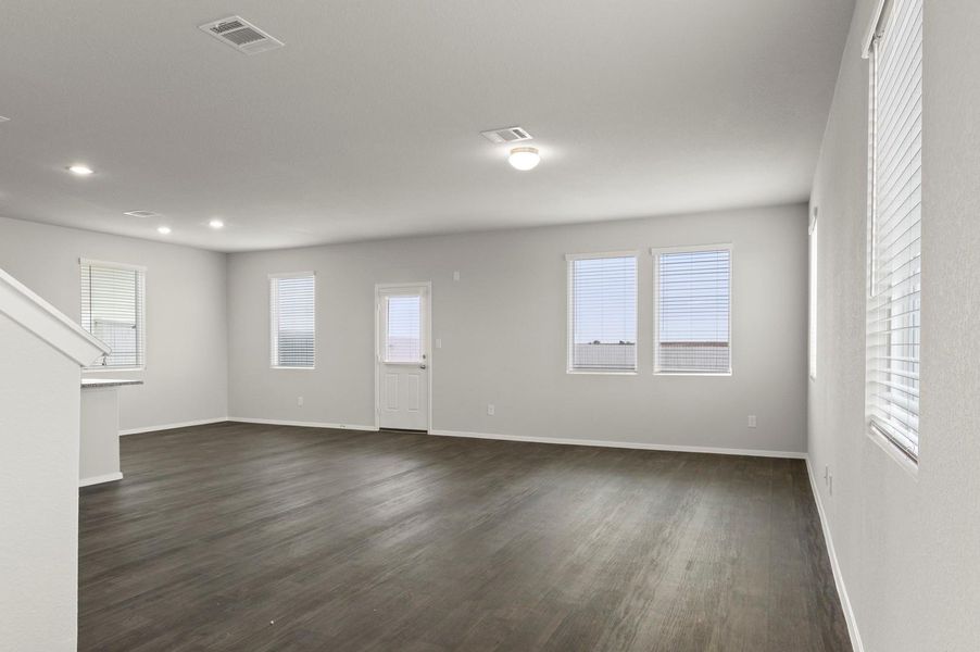 Spacious, unfurnished interior of a new home in Harvest Ridge, Elgin (Image 16).