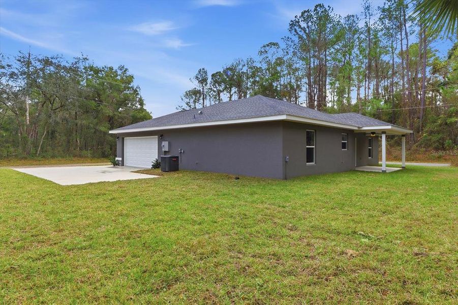 Exterior details and patio area of a home in , Dunnellon (Image 18).