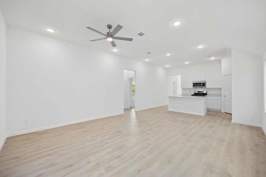 Spacious, unfurnished interior of a new home in Trinity Ranch, Elgin (Image 15).