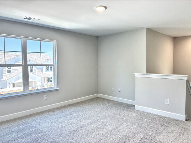 Spacious, unfurnished interior of a new home in Holly Ridge, Greenville (Image 15).
