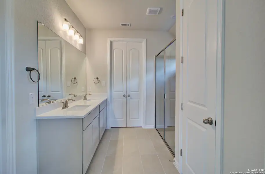 Furnished interior view inside a new home in Sunflower Ridge, New Braunfels (Image 3).