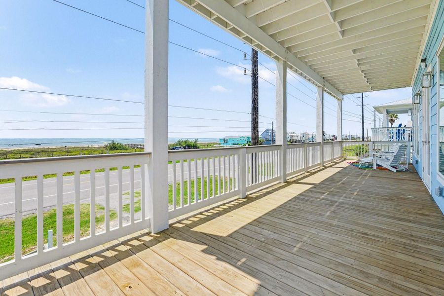 Exterior details and patio area of a home in , Galveston (Image 4).