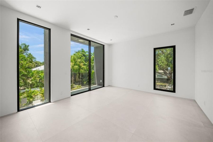 Spacious, unfurnished interior of a new home in , Sarasota (Image 20).