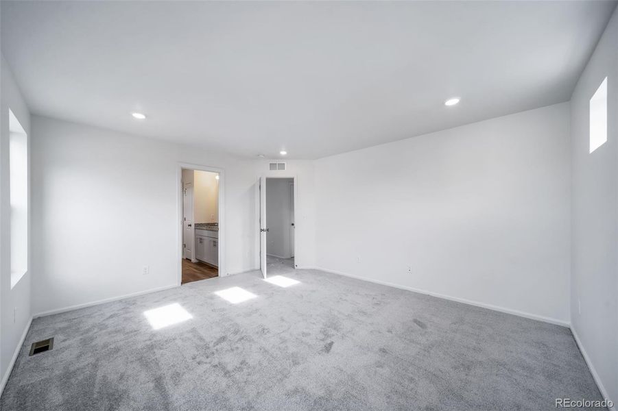 Spacious, unfurnished interior of a new home in Erie Highlands, Erie (Image 25).