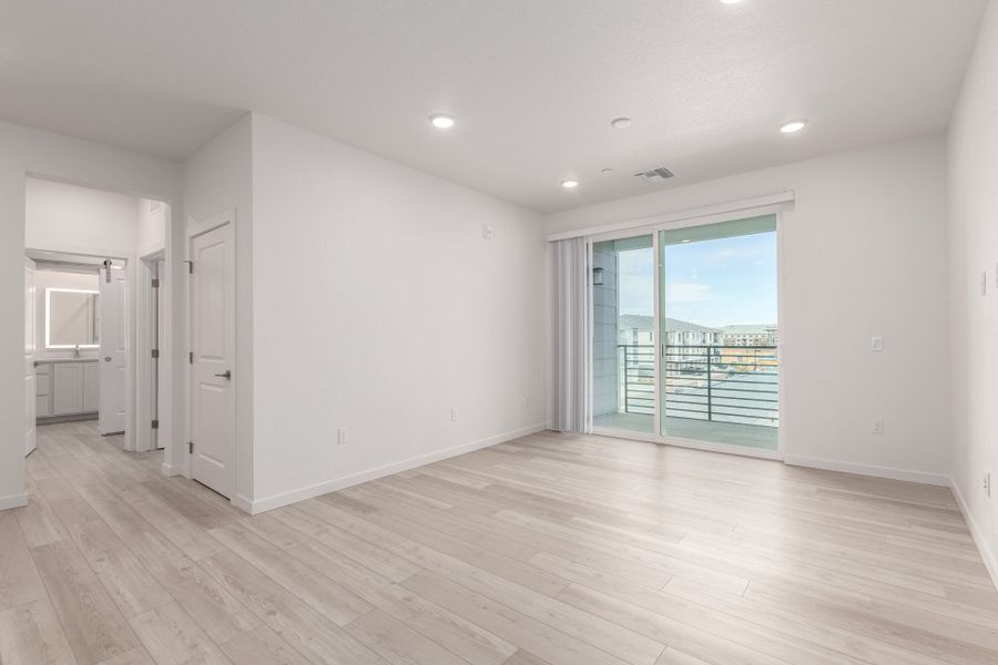Spacious, unfurnished interior of a new home in Gateway Commons, Denver (Image 13).