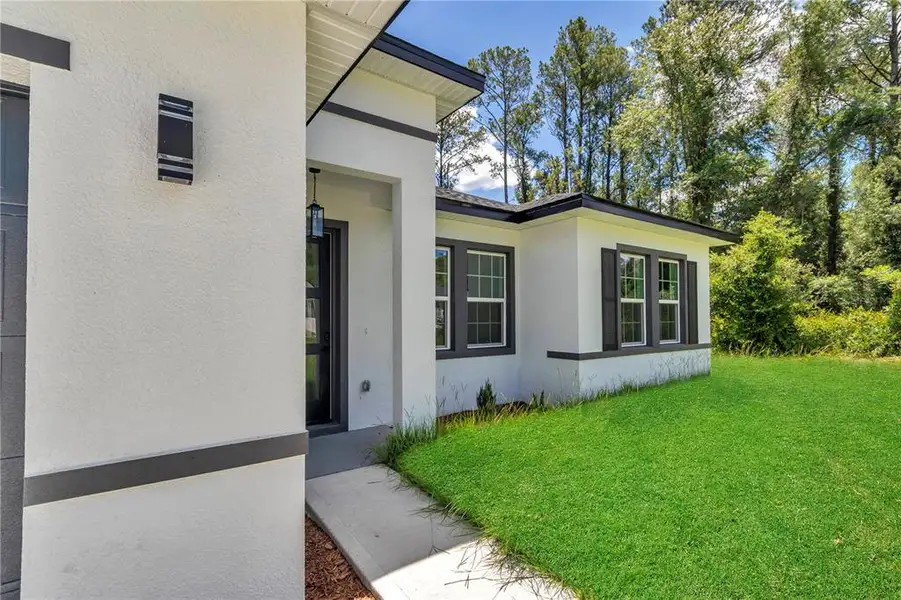 Exterior details and patio area of a home in , Dunnellon (Image 4).