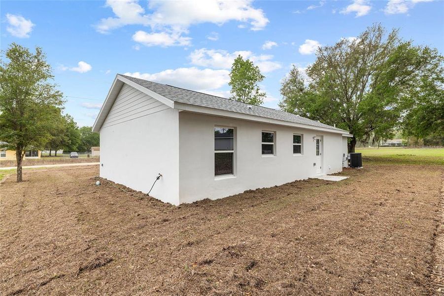 Exterior details and patio area of a home in , Dunnellon (Image 29).