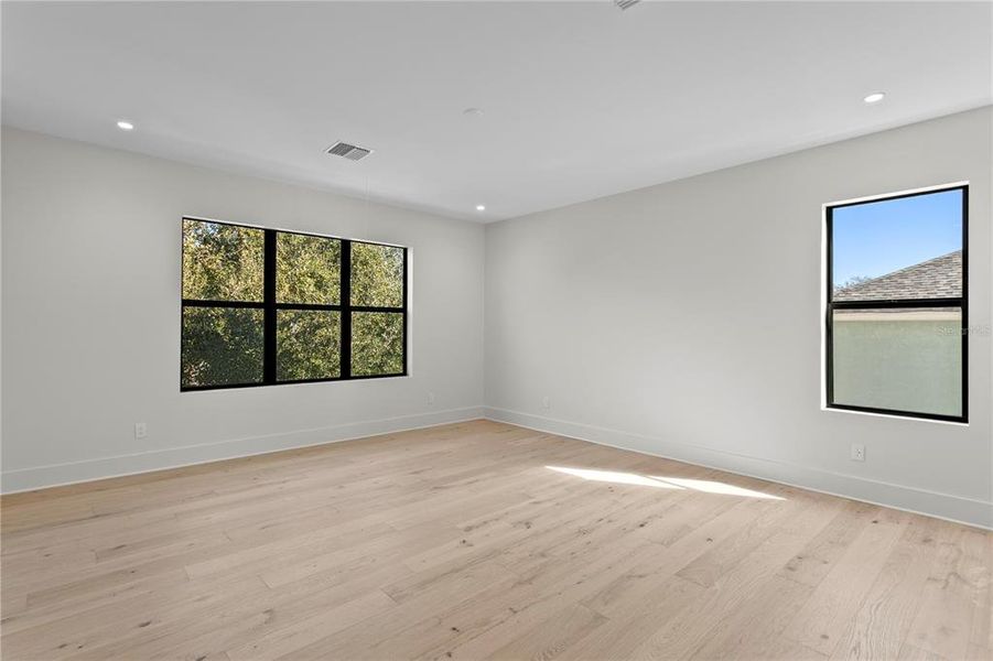 Spacious, unfurnished interior of a new home in , Tampa (Image 76).