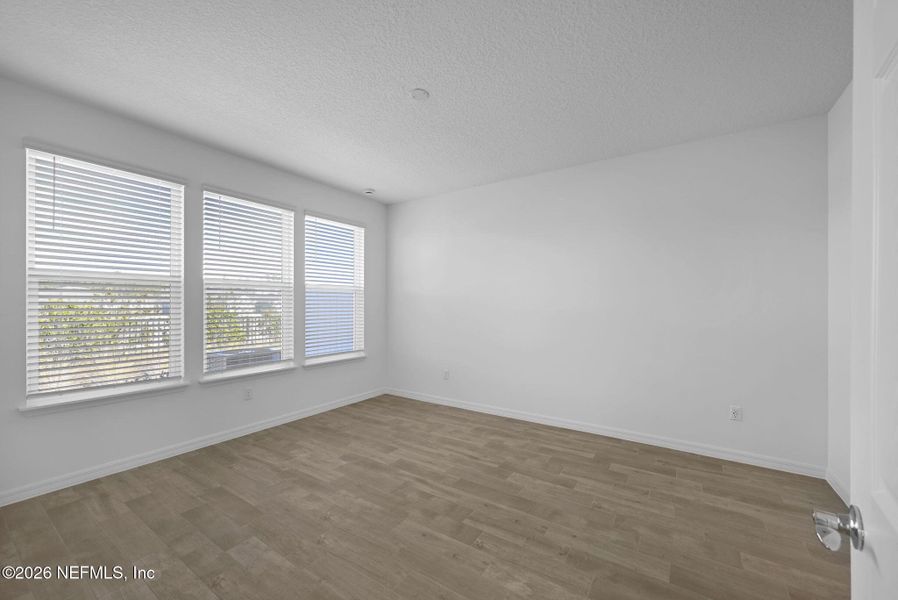 Spacious, unfurnished interior of a new home in Del Webb Wildlight, Yulee (Image 16).