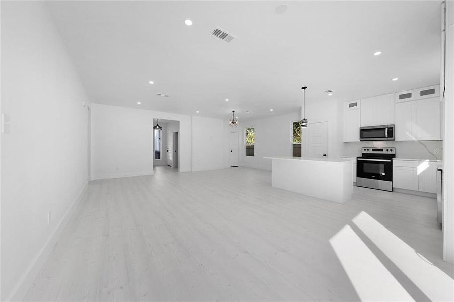 Spacious, unfurnished interior of a new home in , Sulphur Springs (Image 17).