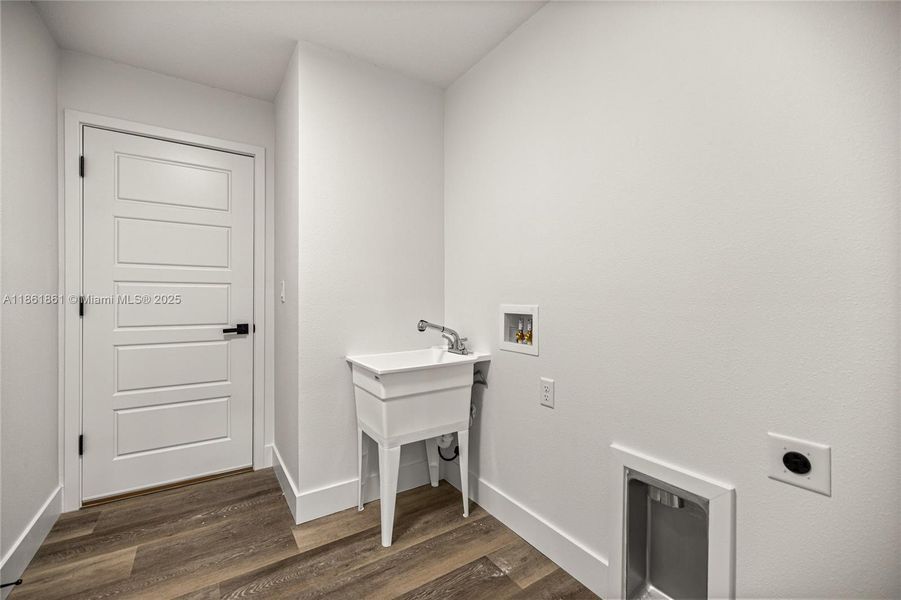 Furnished interior view inside a new home in , Ocala (Image 6).