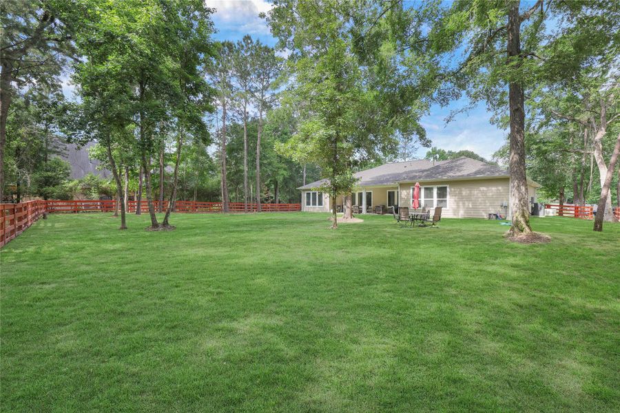Exterior details and patio area of a home in Ridgelake Shores, Montgomery (Image 21).