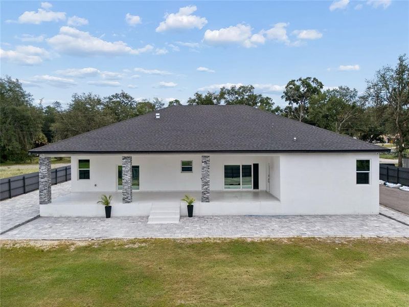 Exterior details and patio area of a home in , Orlando (Image 4).