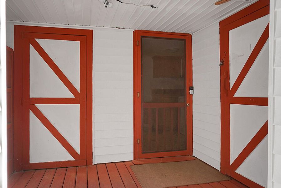 Exterior details and patio area of a home in , Bonneau (Image 30).